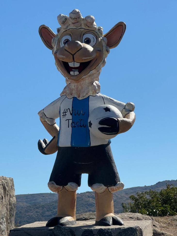 El cordero es símbolo de la localidad debido al Festival del Cordero Serrano, que esta próximo a realizarse.